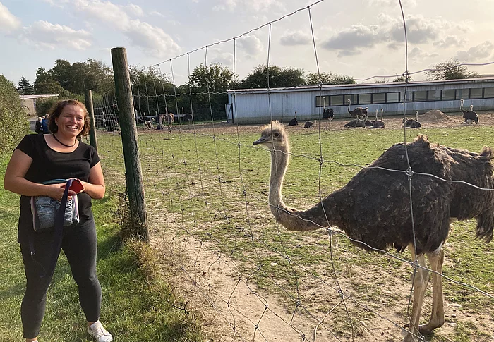 Kulturausschussvorsitzende Mareike Jüngling während der Seniorenfahrt 2023 auf der Straußenfarm Ostseeblick